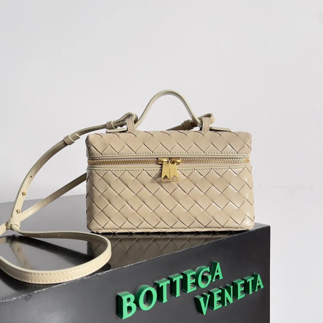 Batch 1360 Bottega Veneta 24 spring and summer woven zipper crossbody bag. A crossbody bag that can be used as a cosmetic bag. The exquisite weaving and compact body are an indispensable accessory for the upcoming summer. The double zipper also better protects the bag. It has a large capacity. If you like it, don’t miss it. Style number: 789109 Size: 22*12.5*5cm